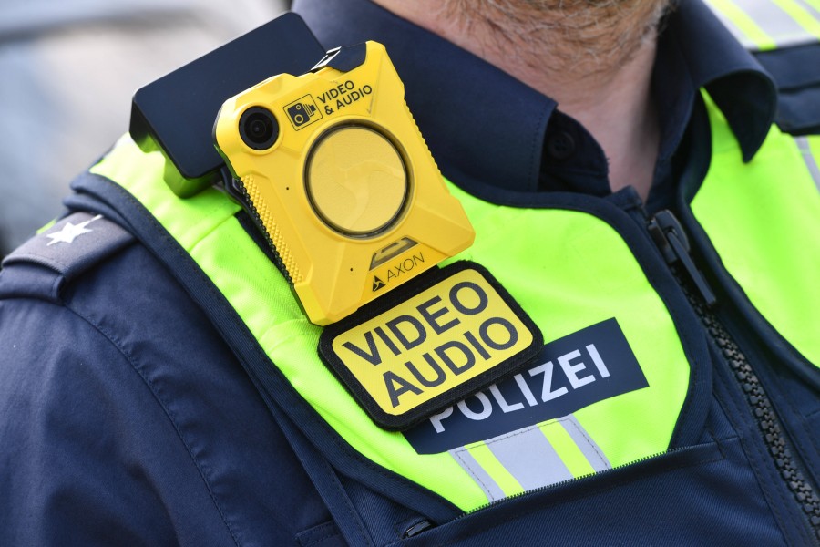 Die Frau aus Braunschweig versuchte, den Polizisten die Bodycam abzureißen. (Archivbild) 