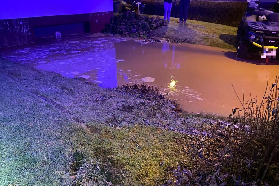 In einer Garagenauffahrt sammelten sich die Wassermassen an.