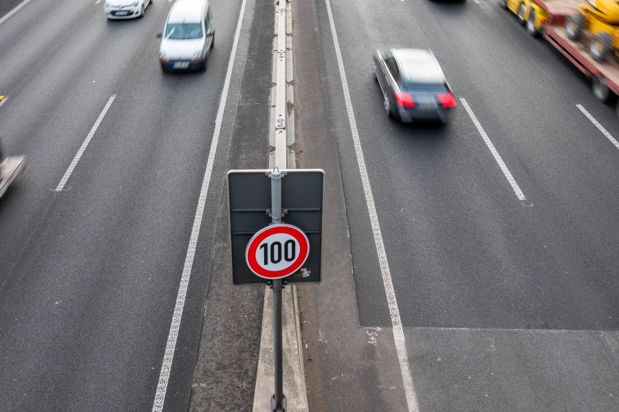 Auf der A2 bei Hannover gilt noch immer Tempo 100. Und das soll auch erstmal so bleiben. Der Grund dafür ist kurios (Symbolbild).