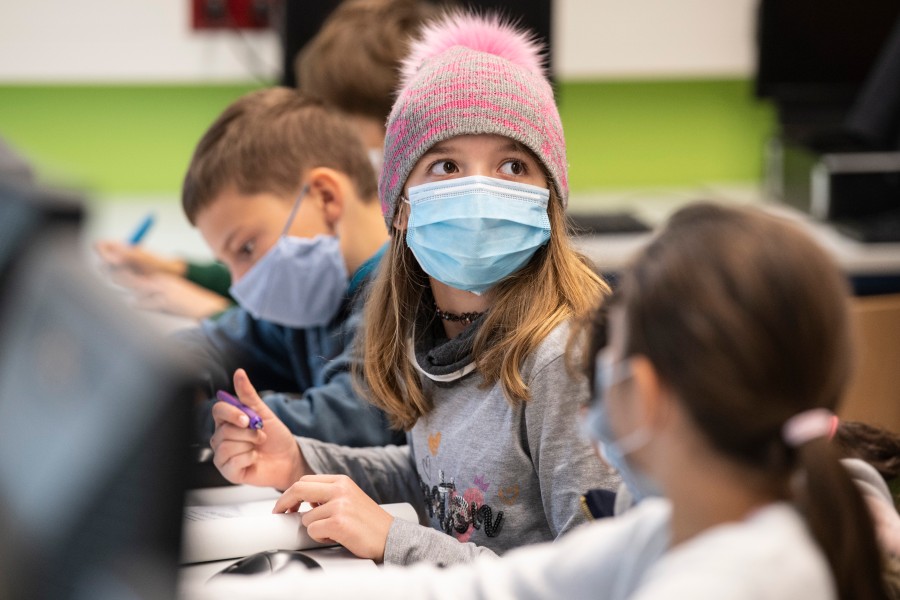 Für die rund 1,1 Millionen Schülerinnen und Schüler in Niedersachsen entfällt nach den Osterferien die Maskenpflicht an Schulen. (Symbolbild)