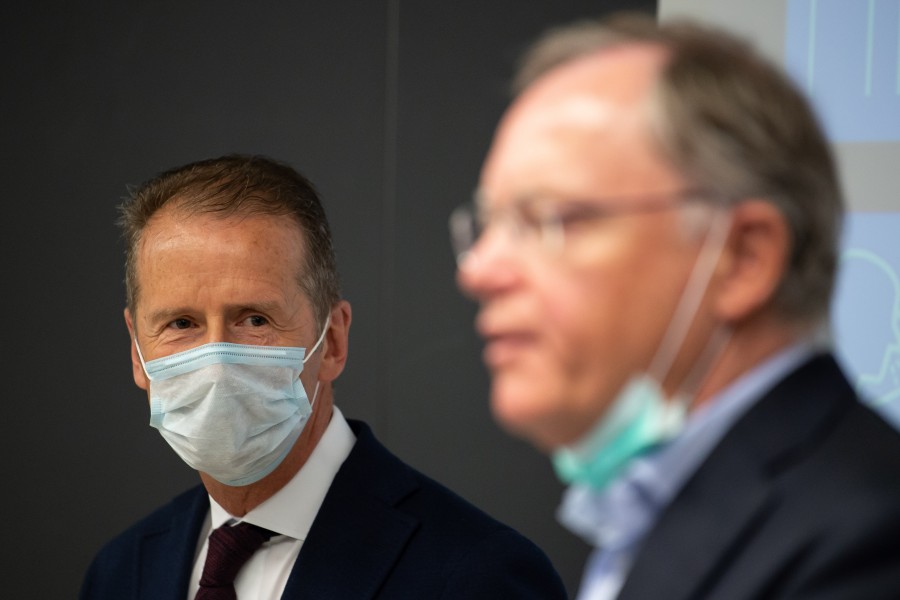 VW-Chef Herbert Diess (links) ist gegen ein Tempolimit – Ministerpräsident Stephan Weil (SPD) dagegen ist dafpr... (Archivbild)