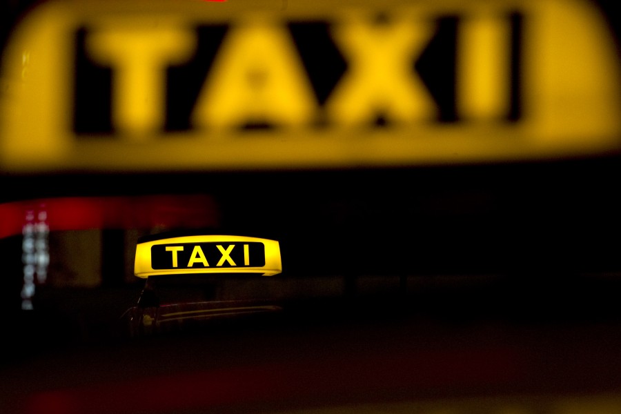 Ein Taxifahrer in Goslar wollte eigentlich nur einen Fahrgast mitnehmen – kurze Zeit später bereute er es. (Symbolbild) 