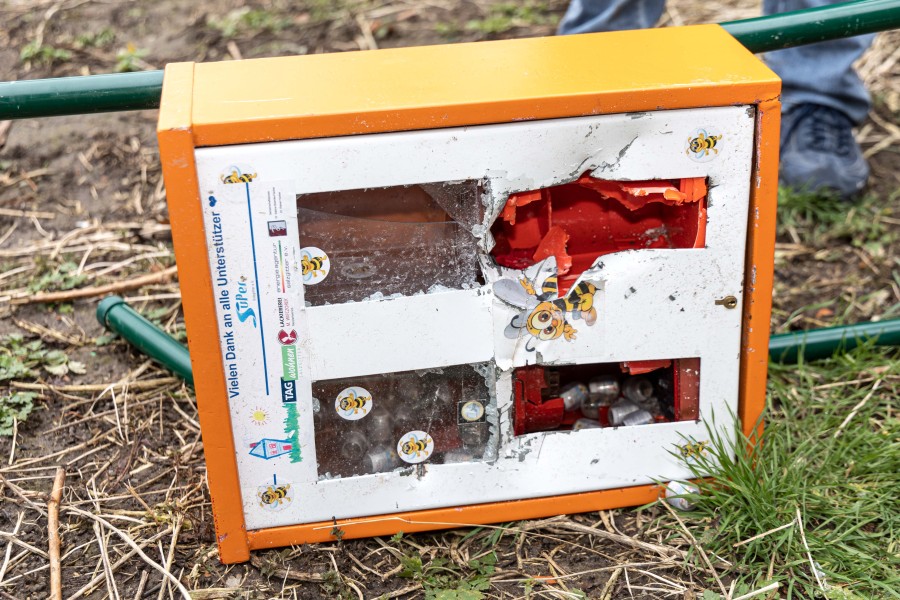 Der Blütenautomat, der Bienenfutter ausspuckt, ist leider nicht mehr zu retten. 