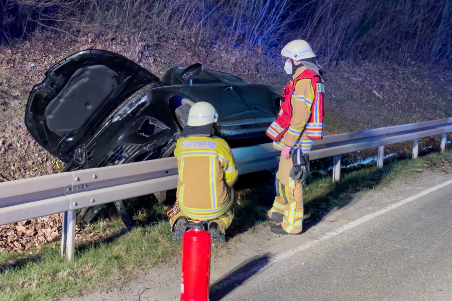 Die junge Autofahrerin landete zwischen Straßengraben und Leitplanke. 