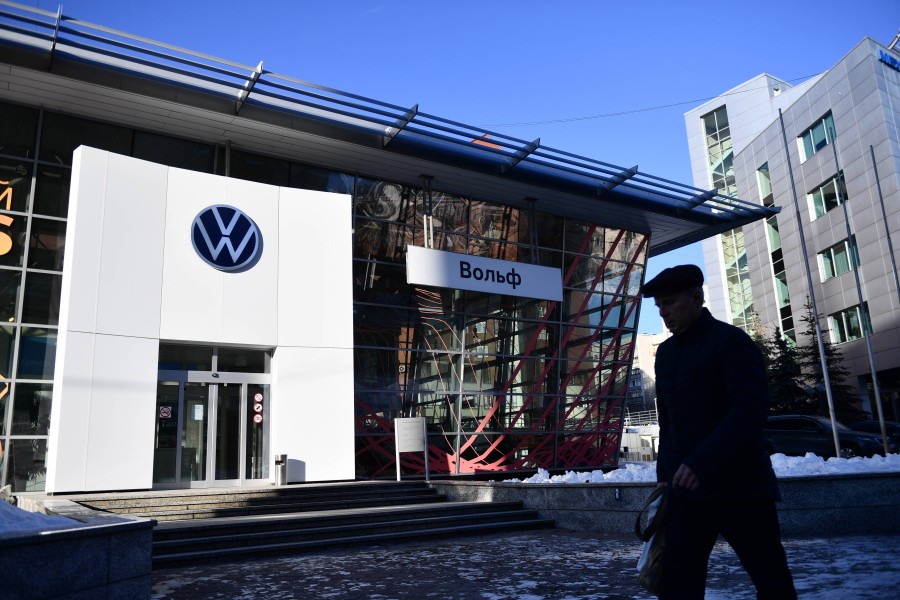 VW setzt die Produktion in Russland zunächst aus. (Symbolbild) 