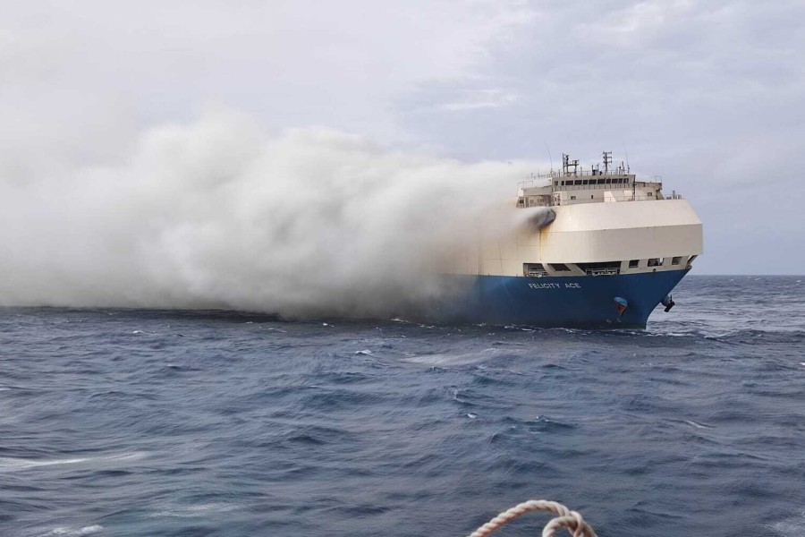 Der Frachter „Felicity Ace“ brannte tagelang auf hoher See. An Bord: 4.000 Neuwagen von VW. 