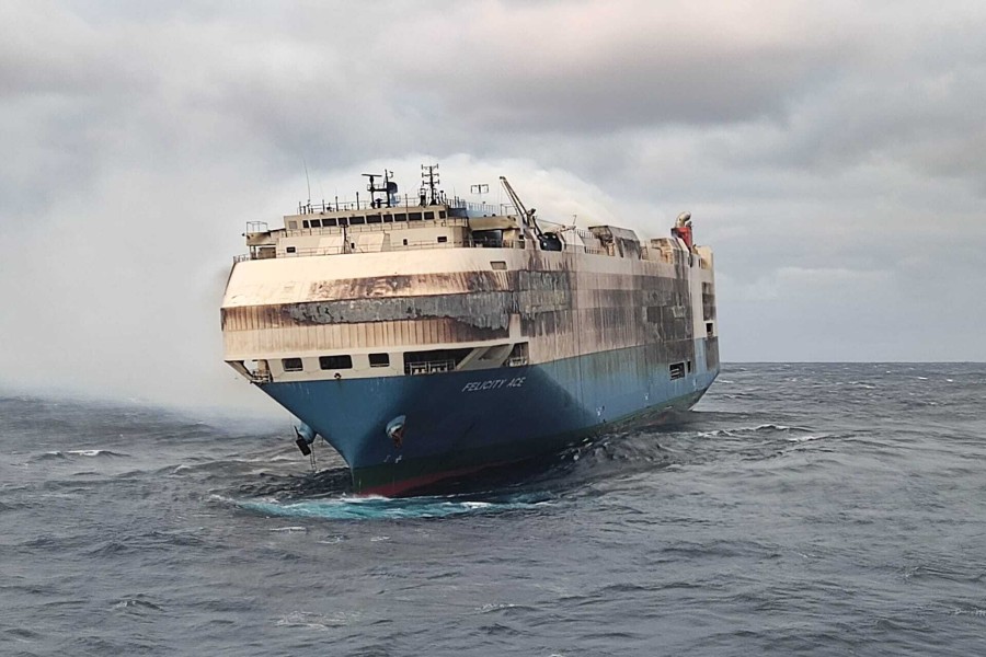 Nach dem Feuer auf dem Autofrachter „Felicity Ace“ geht VW von einem hohen Schaden aus. 