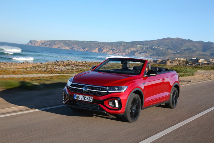 Passend zum Frühling bringt VW das T-Roc Cabriolet mit Stoffverdeckung auf die Straßen. 