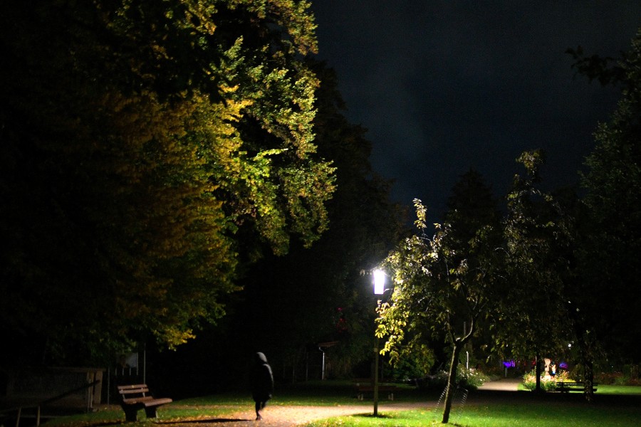 Horror-Szenen in Wolfsburg! Ein Mädchen versucht verzweifelt vor einem unbekannten Mann zu fliehen. (Symbolbild)