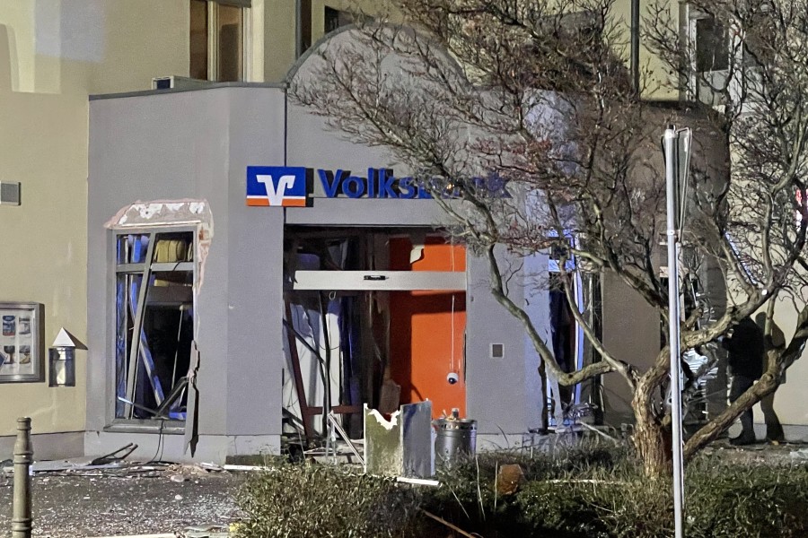 In der Volksbank BraWo in Groß Ilsede (Kreis Peine) hat sich in der Nacht zum Mittwoch eine heftige Explosion ereignet.
