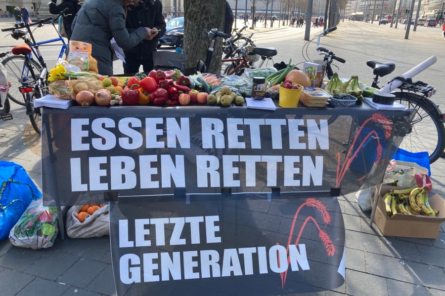 Am Samstagmittag zeigte die Organisation „Extinction Rebellion“, wie lecker gerettetes Essen sein kann. 