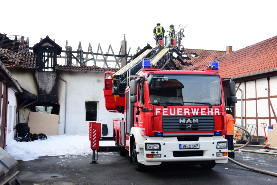 Die Feuerwehr sperrte die Türen und Fenster mit Spanplatten zu und pumpte dann Löschschaum ins Innere, um die Glutnester zu löschen. 