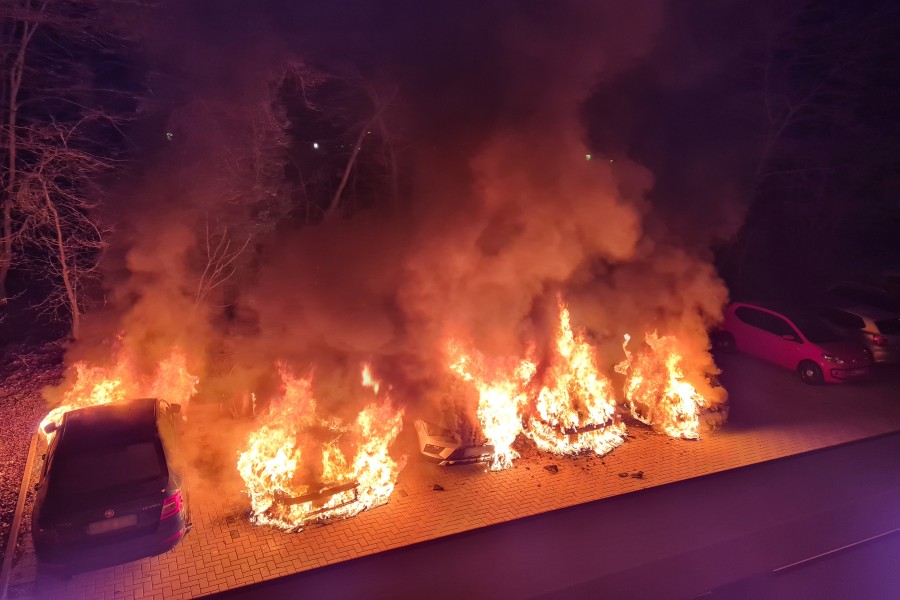 Nach dem Feuer in Wolfsburg waren die fünf Autos nicht mehr zu retten.