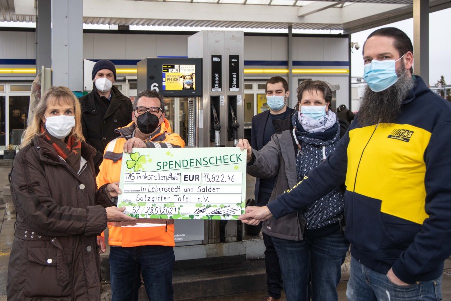 Scheckübergabe an der TAS Tankstelle in Salzgitter: Susanne Röttger (Tafel), Eike Mönneke (TAS-Chef), Arkadius Sowislo (Autospa), Tobias Gestmann (TAS-Bereichsleitung), Sylvia Lowinski (TAS Salder) und Oliver Klingner (TAS Lebenstedt)..