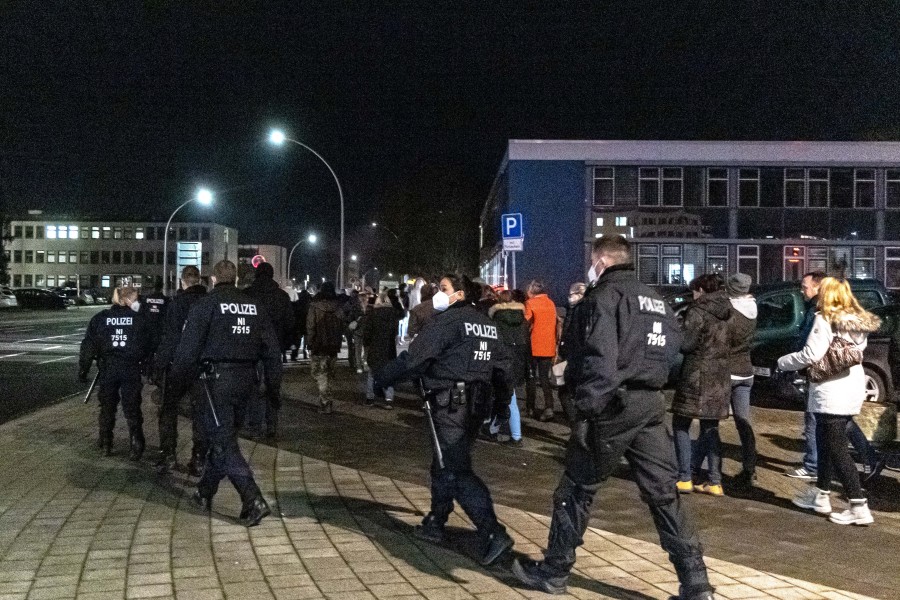 Die Impfgegner wurden von der Polizei durch die Stadt von Salzgitter Lebenstedt begleitet. 