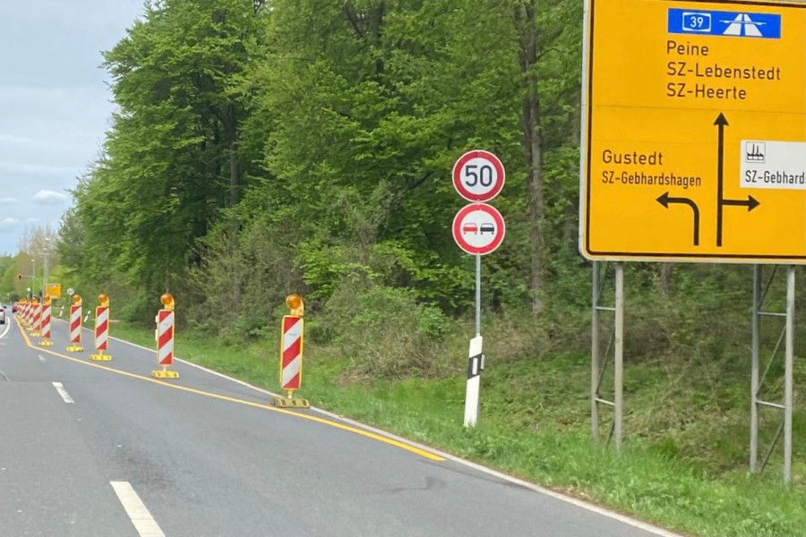 An der Baustelle werden Stromkabel für den neuen Blitzer verlegt.