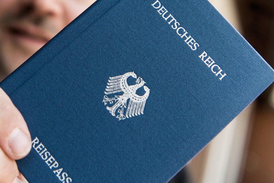 „Reichsbürger“ leben in ihrer eigenen Welt – und die passt nicht zum Beamtenstatus. (Symbolbild)