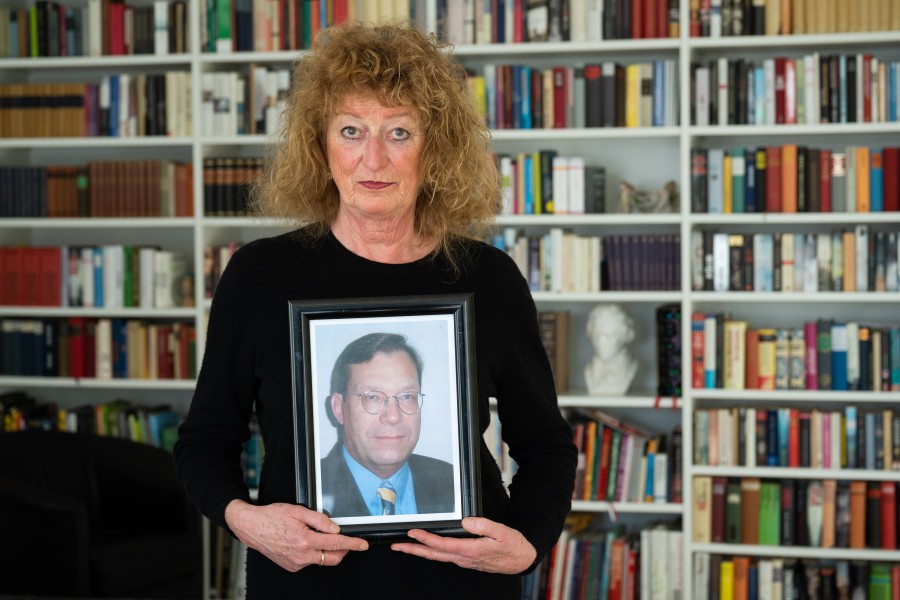 Angelika Klomp hält ein Foto ihres verstorbenen Mannes Wolfgang Klomp. Der 65-jährige Allgemeinmediziner und Hausarzt ist am 4. Dezember 2020 an Covid-19 gestorben. 