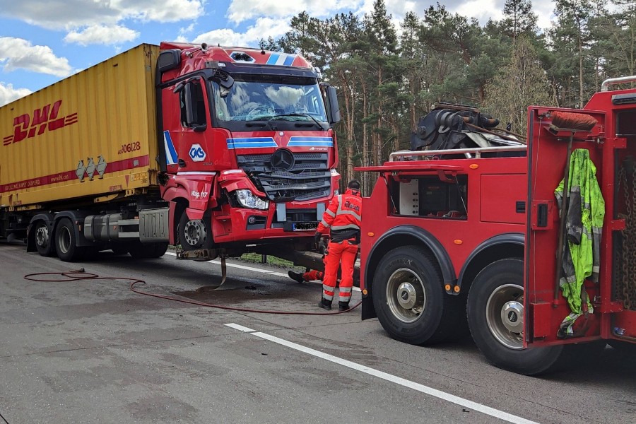 Durch einen Unfall auf der A2 sind zwei junge Bundeswehrsoldaten gestorben.