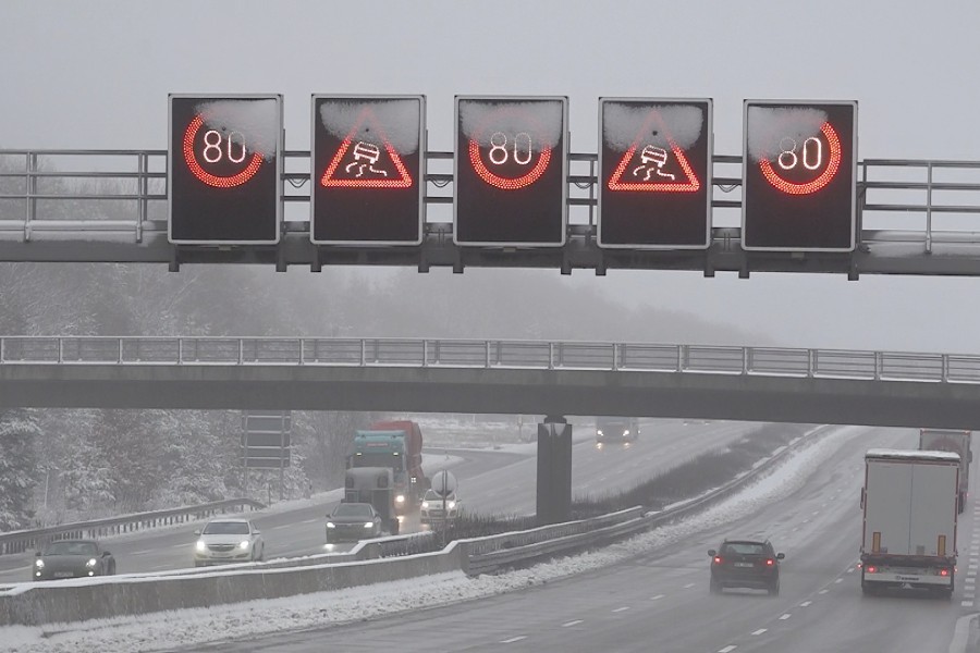 Schnee auf der A2 sorgte am Morgen für Verkehrsbehinderungen. Deshalb wurde die Geschwindigkeit begrenzt.
