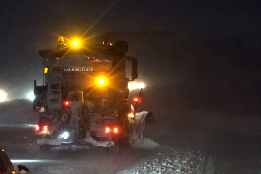 Sobald der Schnee geräumt ist, schneite es auf der A7 wieder nach.