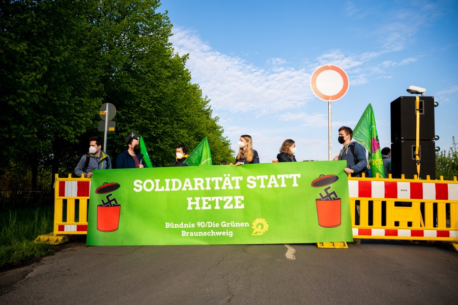 Die Grünen demonstrieren ebenfalls mit.