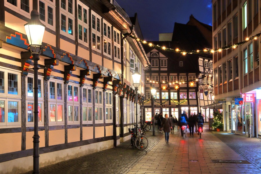 In der Braunschweiger Innenstadt soll es demnächst noch weihnachtlicher leuchten. (Archivbild)
