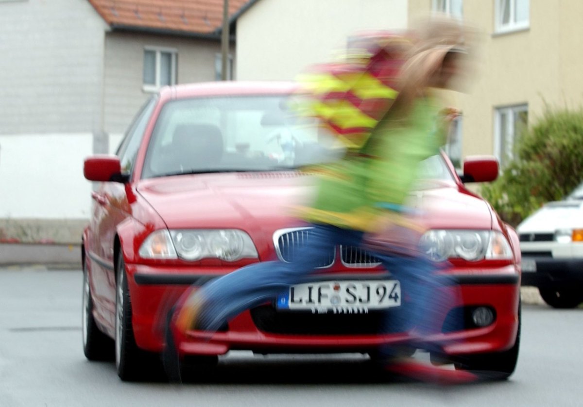 Auto Kind Straße angefahren