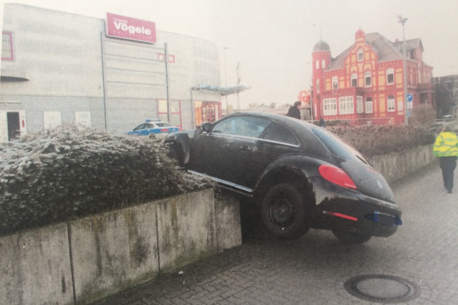 Die Fahrerin hatte vergessen, die Handbremse anzuziehen.