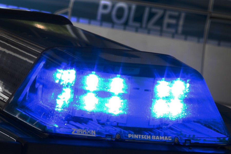 Weil sie sich keine Blutprobe entnehmen lassen wollte, hat eine 36-Jährige Autofahrerin einen Polizisten gebissen (Symbolbild).