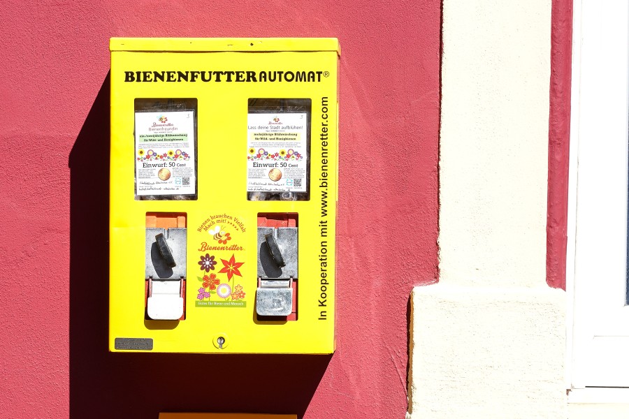 Ein Bienenfutterautomat wie dieser hängt nun auch in Königslutter. (Symbolbild)