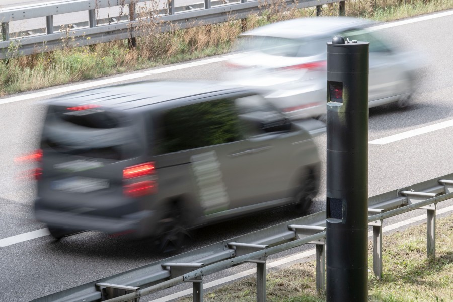 Er ist der Endgegner eines jeden Autofahrers: der Blitzer. Doch nun durften sich in Wolfsburg geblitzte Autofahrer freuen – dank der Klebebänder in falscher Farbe. (Symbolbild)