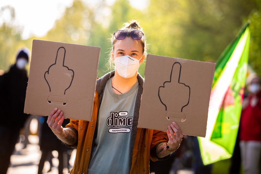 Beim AfD-Parteitag sind zahlreiche Demonstranten dabei.