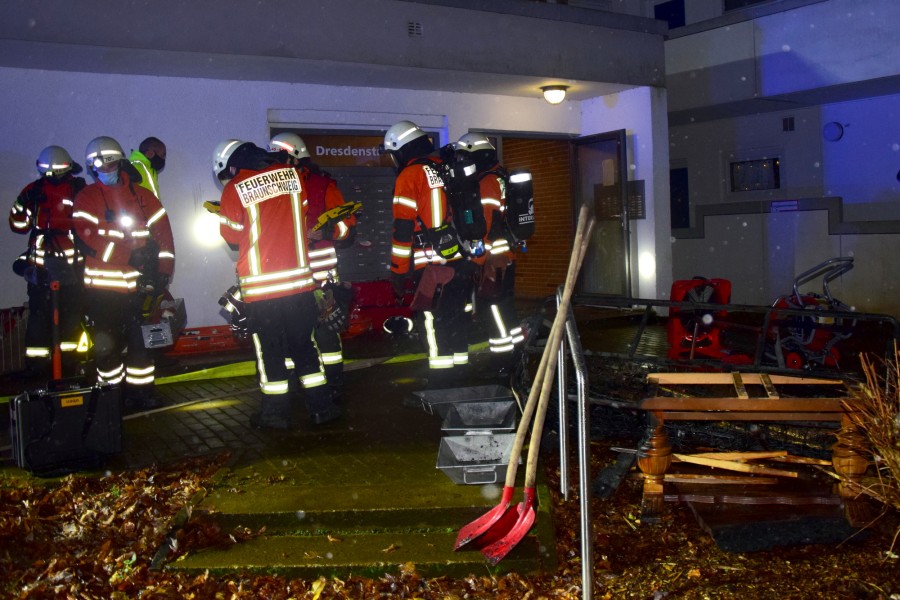 Mit drei Atemschutztrupps drang die Feuerwehr in die Kellerräume vor.