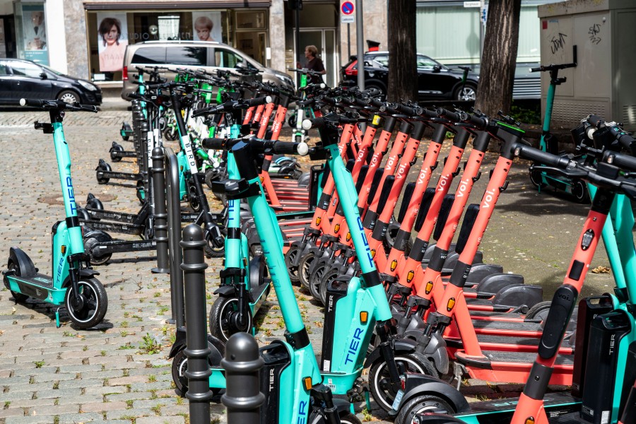 E-Scooter sind aus dem modernen Stadtbild nicht mehr wegzudenken, sorgen aber auch für Frust und Ärger. (Symbolfoto)