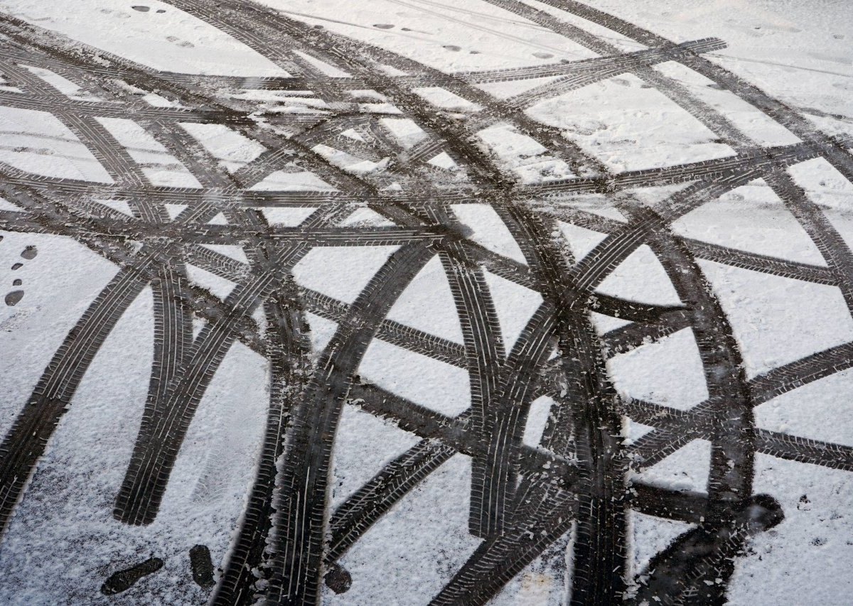 Braunschweig_Reifenspuren im Schnee.jpg