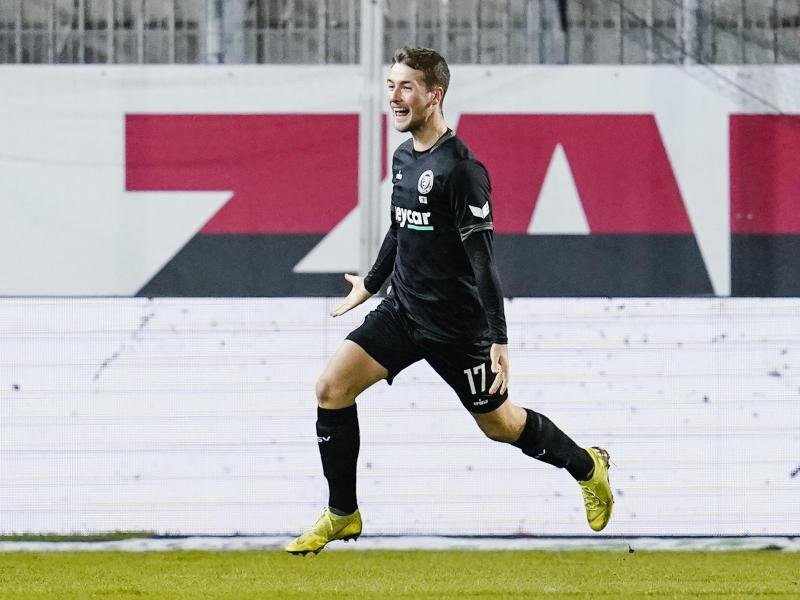 Braunschweigs Torschütze Yari Otto jubelt über das Kopfballtor zum 2:2 in der Nachspielzeit.