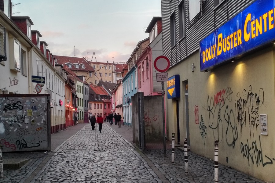 Braunschweigs Rotlicht-"Viertel" in der Bruchstraße: Die räumliche Verzahnung von Rotlicht- und Drogenmilieu sei bekannt, sagt Polizeisprecher Joachim Grande (Archivfoto).