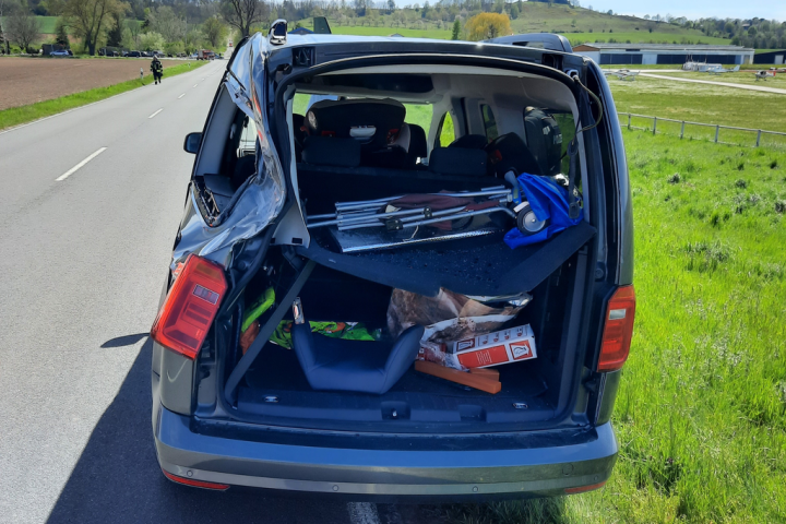 Harz: Durch den Zusammenstoß wurde dem Caddy die Heckklappe abgerissen. 