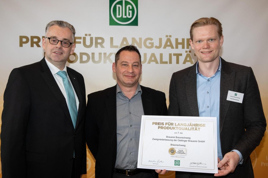 DLG-Vizepräsident Diedrich Harms (links) überreicht den "Preis für langjährige Produktqualität" an Marketing Manager Martin Roland und den stellvertretenden Leiter der Qualitätssicherung der Oettinger Brauerei Braunschweig, Paul Briesemeister.