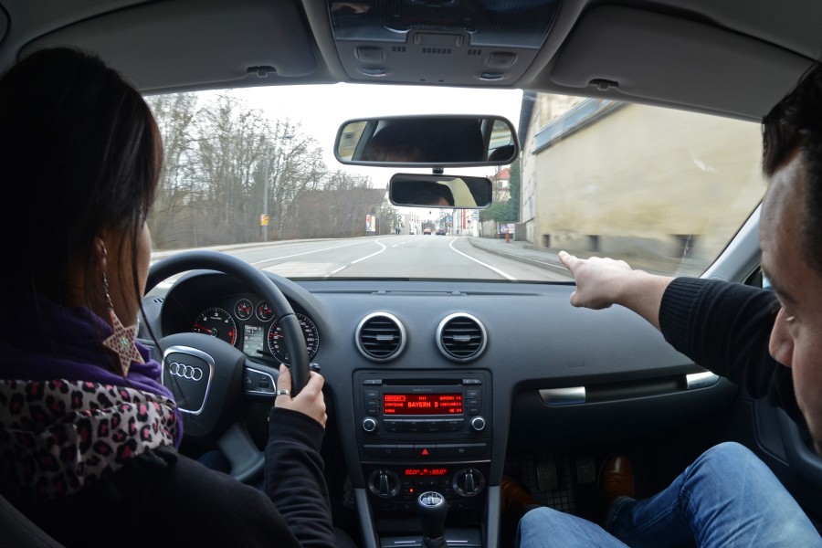 So sollte es immer sein: Der Fahrlehrer gibt der Schülerin zwar klare Hinweise - hält aber körperlichen Abstand. Der beschuldigte Fahrlehrer aus Braunschweig hingegen scheint es auf Körperkontakt zu seinen Schülerinnen geradezu angelegt zu haben (Symbolbild).