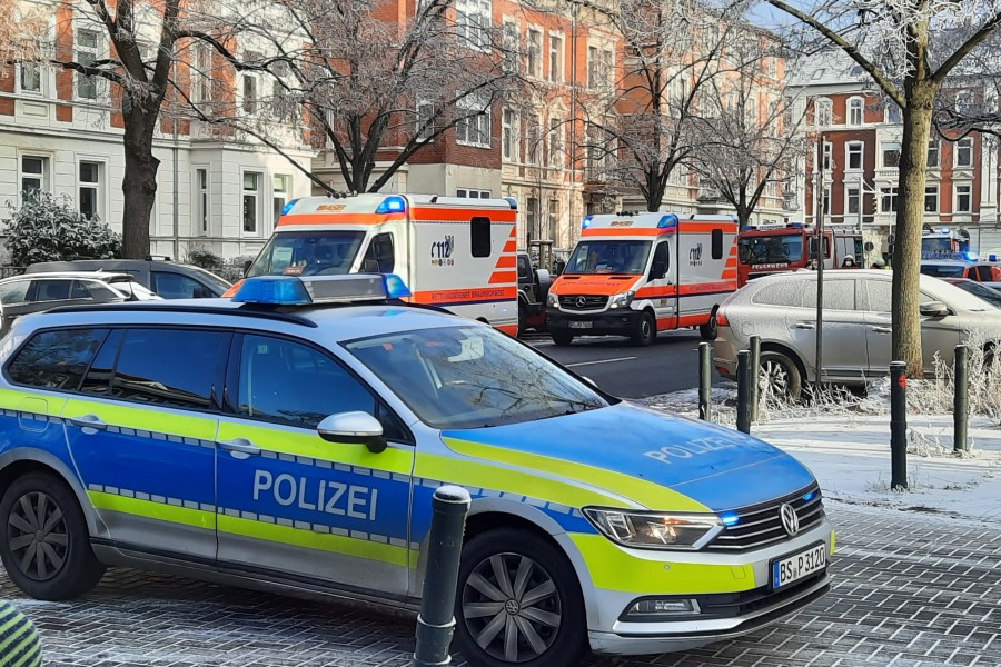 Zwei Bewohner wurden nach dem Brand am Mittwochvormittag in ein Krankenhaus gebracht.