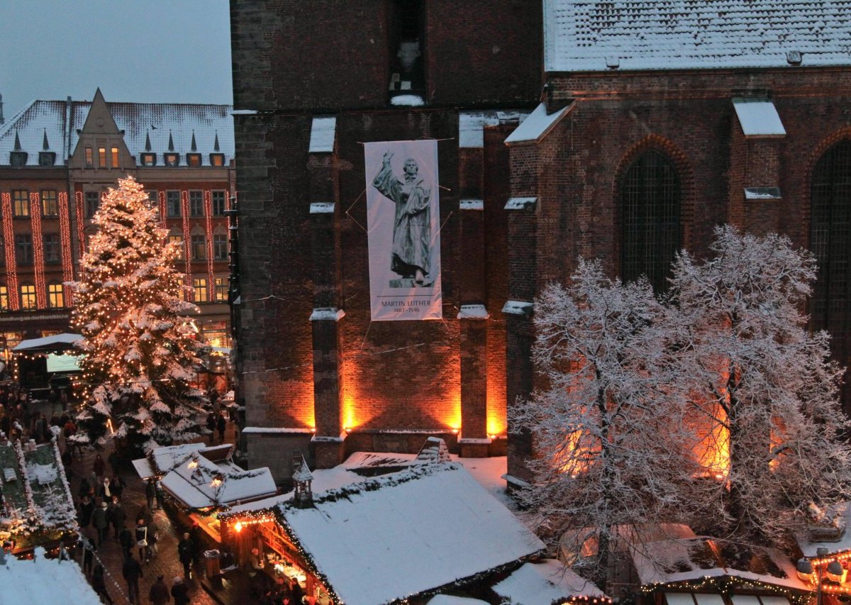 Hannover Wetter, Schnee , Weihnachten, Weihnachtsbaum, Weihnachtsmarkt an der Marktkirche