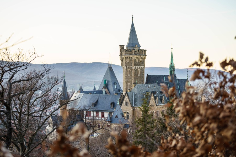 Blick über das Schloss Wernigerode auf den Harz.