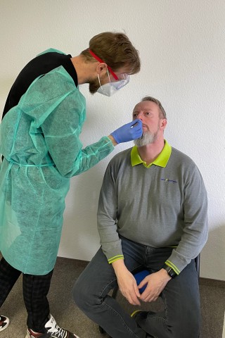 Frank Siepert (Inhaber Easy Apotheke) lässt den ersten Corona Schnelltest im Testzentrum  durchführen. Das Schnelltest-Zentrum befindet sich direkt neben der Easy Apotheke in den Blumentriften 2 in Salzgitter-Lebenstedt. 