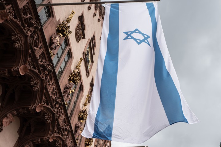 Demonstranten hatten versucht, die Israelische Flagge zu verbrennen. (Symbolbild)