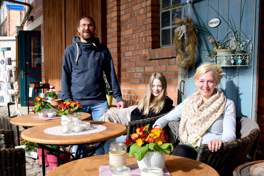 Christian Bahl (51), Daniele Bahl-Wedau (43) und ihre Tochter Anouk (12).