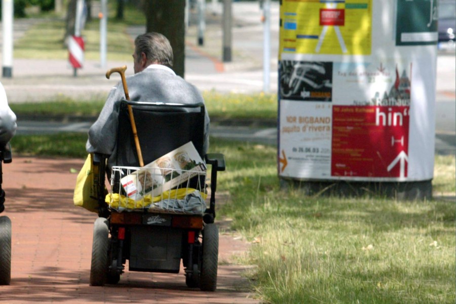 Ein Mann ist mit seinem Krankenfahrstuhl umgekippt. (Symbolbild)