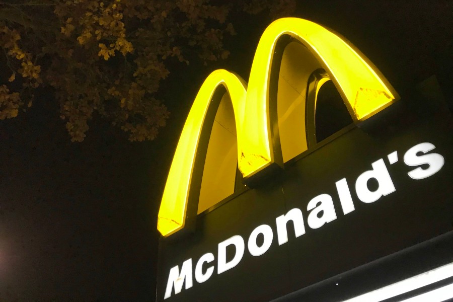 Auf dem McDonald's-Parkplatz an der A2 in Ochsendorf spielten sich schräge Szenen ab... (Symbolbild)