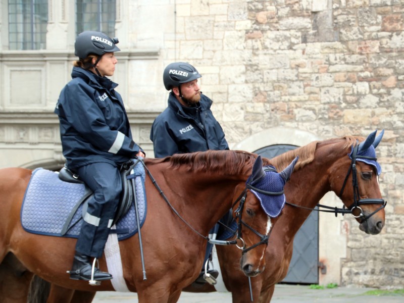 Polizei zu Pferde beobachtet das Geschehen.